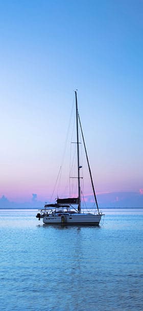 Phone Wallpaper of Beautiful Boat In A Turquoise Lagoon